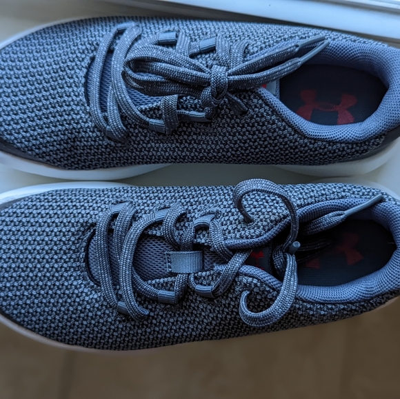 BRAND NEW Boys Under Armour Sneakers - Sz. 3 - Picture 2 of 3